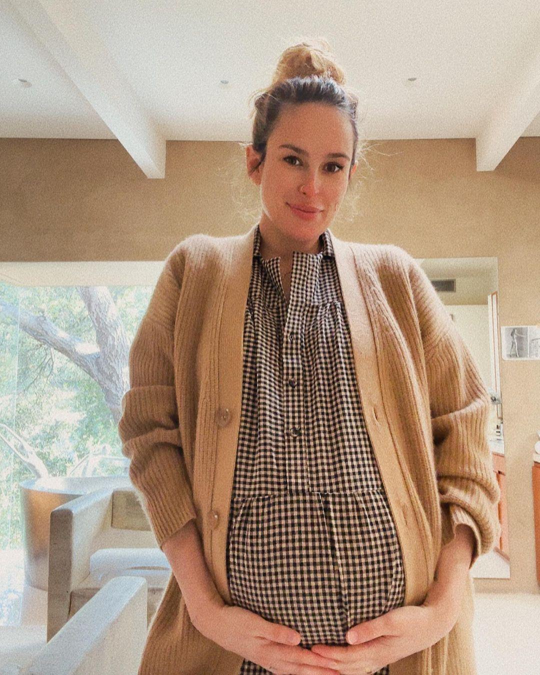 Rumer Willis flaunts bigger baby bump