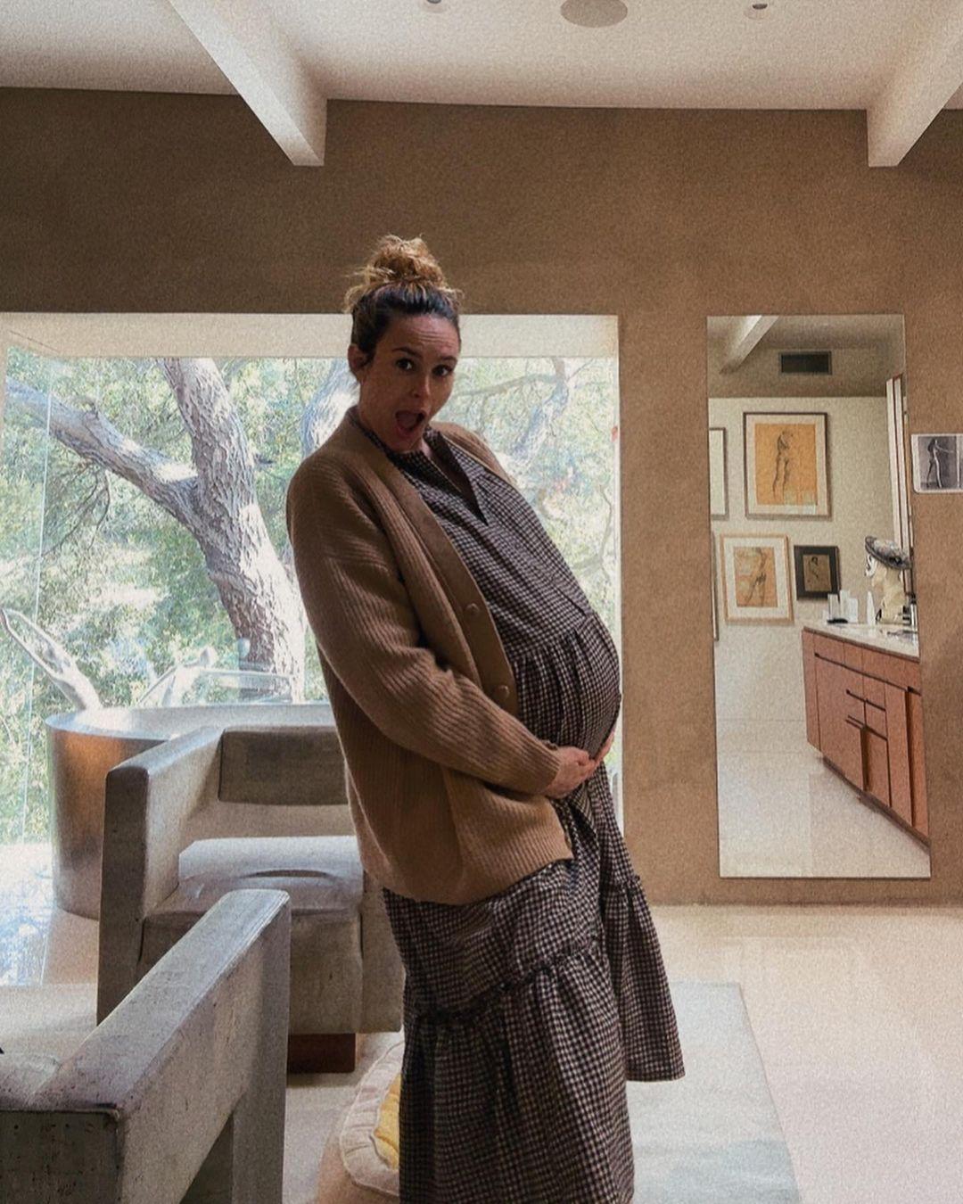 Rumer Willis flaunts bigger baby bump