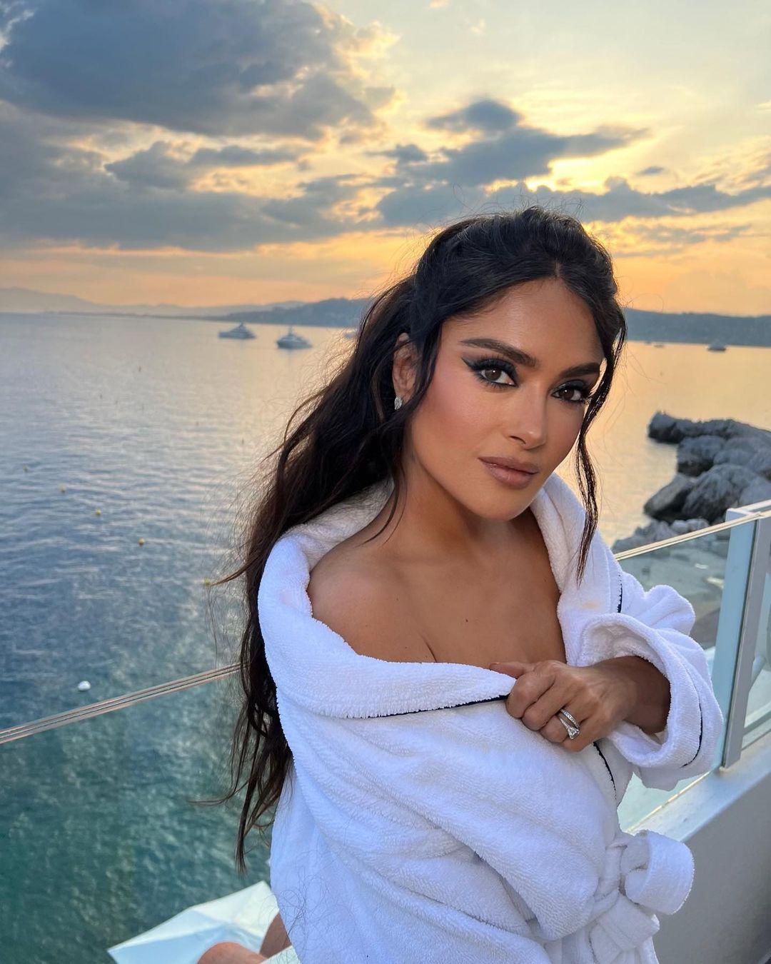 Salma Hayek's makeup look in Cannes