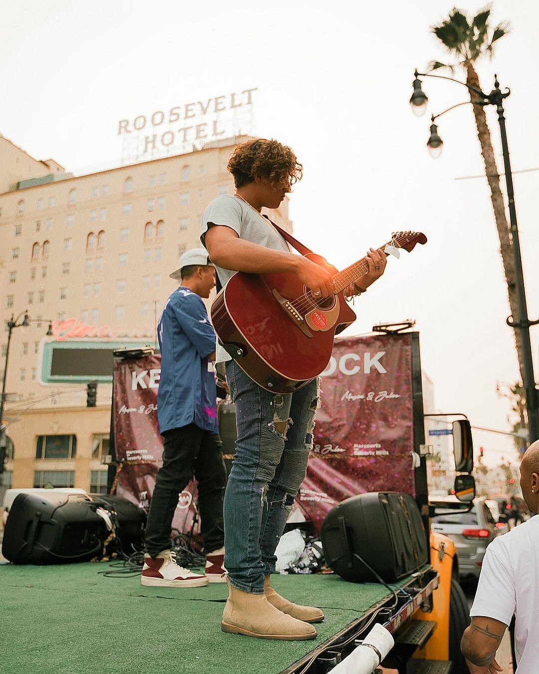 Australian Pop Sensation ‘Mason & Julez’ Spotted Performing On Moving Stage!
