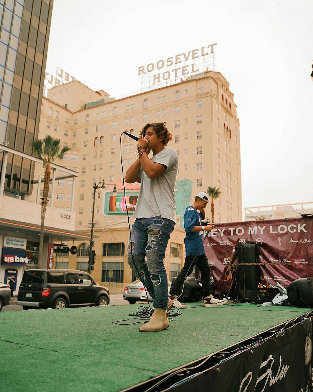 Australian Pop Sensation ‘Mason & Julez’ Spotted Performing On Moving Stage!