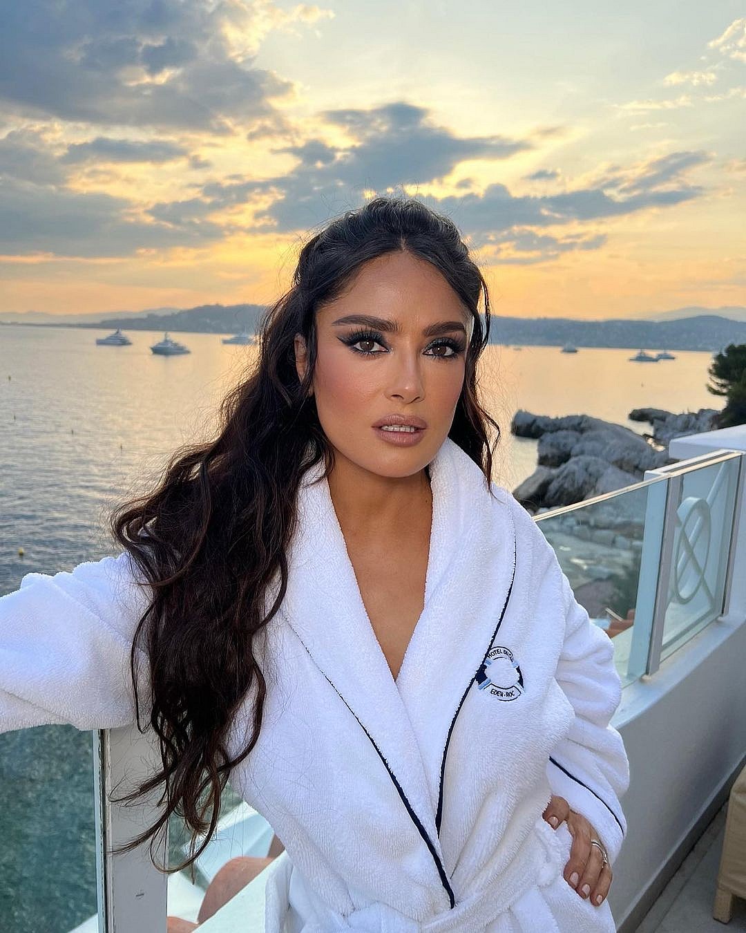 Salma Hayek's makeup look in Cannes