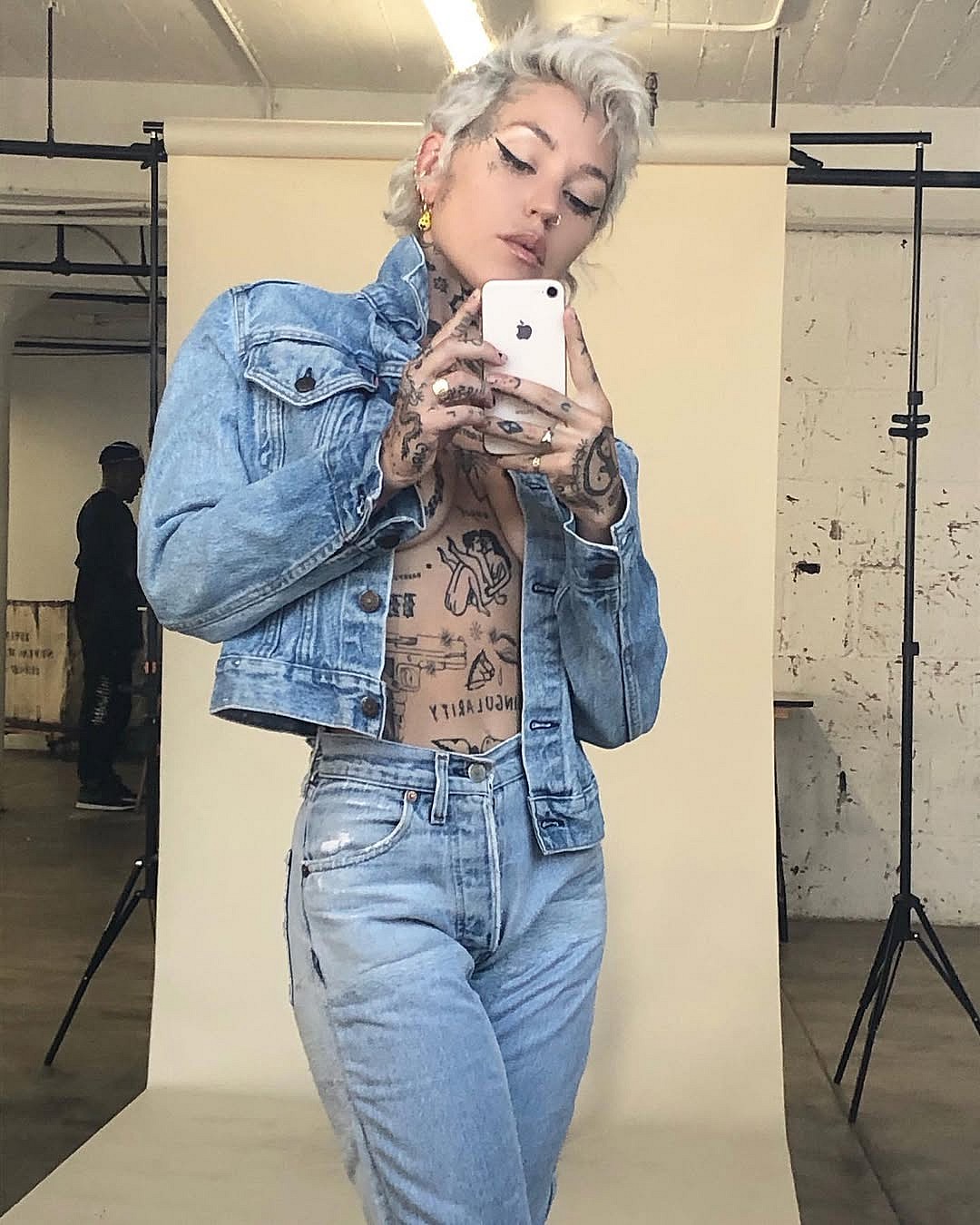 Brooke Candy mirror selfie