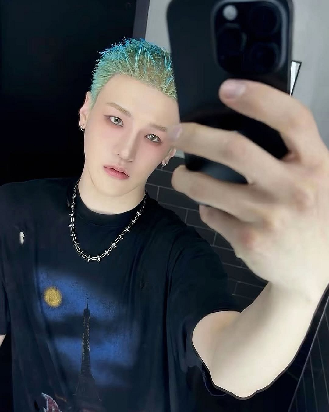 K-pop star Bain takes mirror selfie