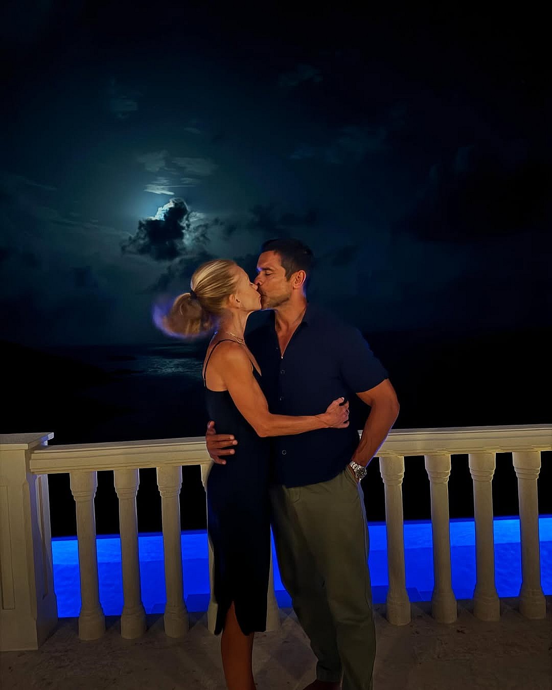 Kelly Ripa and Mark Consuelos kissing