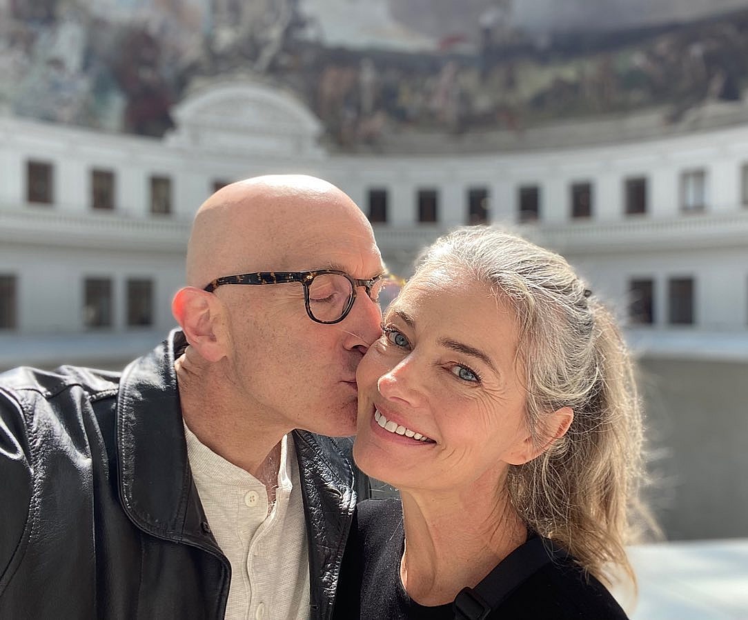 Paulina Porizkova shares a smooch with Jeff Greenstein