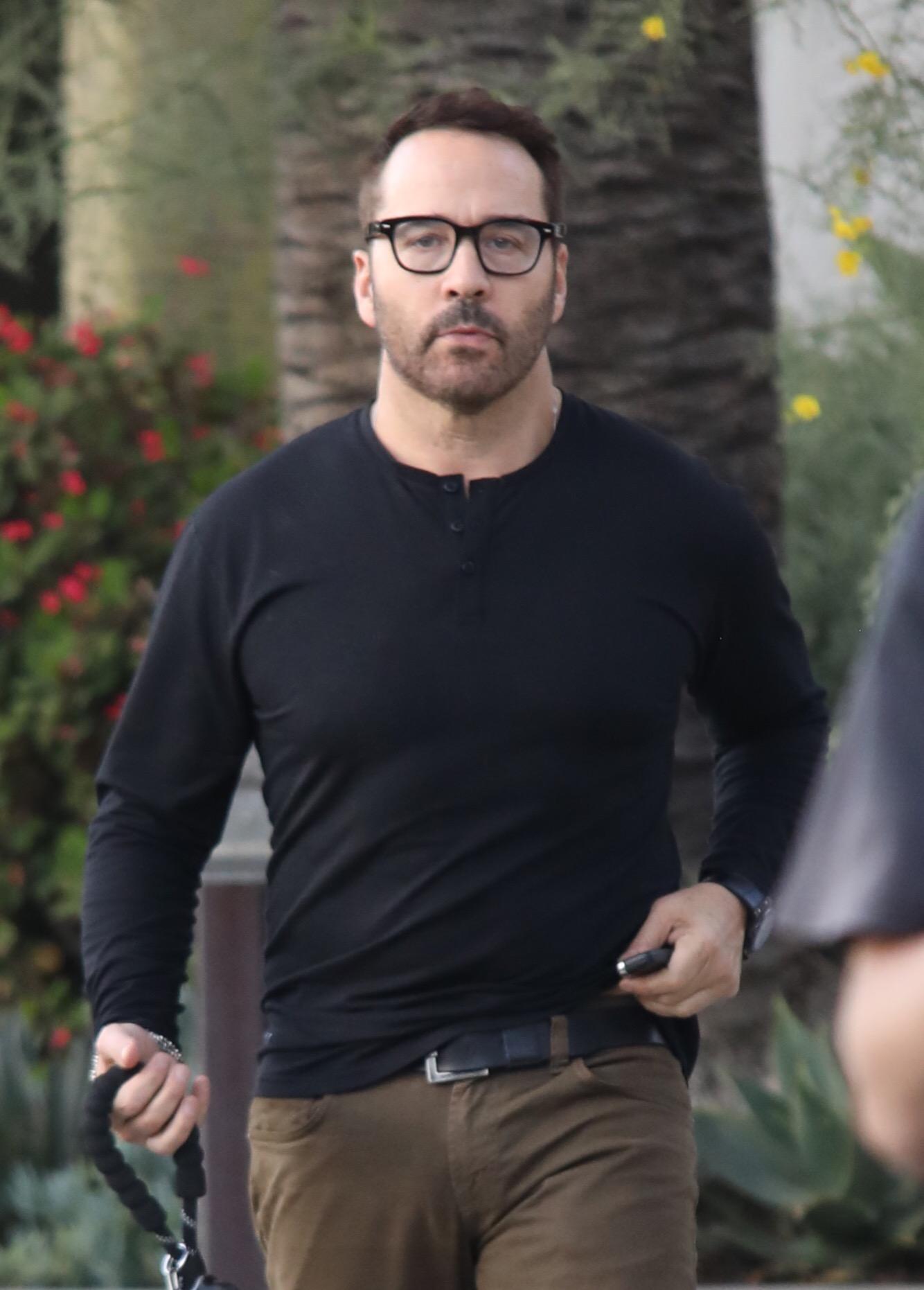 Jeremy Piven Reveals He Is 'Suffering' After Breaking Eight Ribs!