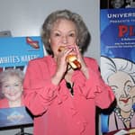 'Golden Girls’ Fans Inconsolable Over Betty White’s Death
