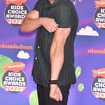 Joesph Baena pulls of dad Arnold Schwarzenegger's poses on Instagram