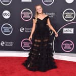 JoJo Siwa at the 2021 American Music Awards - Arrivals