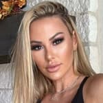 Kindly Myers shows off her conceal carry leggings