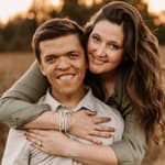 Tori Roloff embraces her husband Zach Roloff from behind for a photo session
