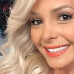 Jhenny Andrade takes a selfie.