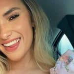 Kayla Simmons snaps a selfie.