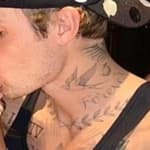 Hailey and Justin Bieber kiss