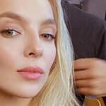 Jodie Comer close up with her hairstylist
