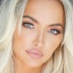 Lindsey Pelas close up