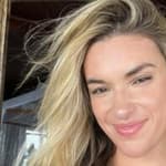 Kayla Simmons snaps a selfie.