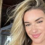 Kayla Simmons snaps a selfie.
