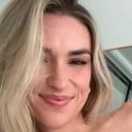 Kayla Simmons snaps a selfie.