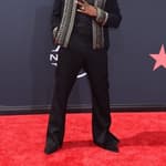 Singer Ne-Yo posing on the red carpet at the BET Awards in 2022.