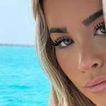 Emily Elizabeth snaps a selfie.