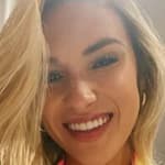 Kayla Simmons snaps a selfie.