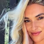 Kayla Simmons snaps a selfie.
