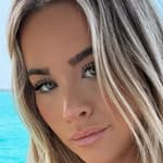 Emily Elizabeth snaps a selfie.