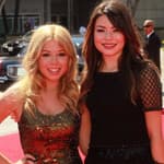 Jennette McCurdy and Miranda Cosgrove posing together on the red carpet.