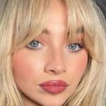 Sabrina Carpenter selfie