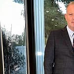 A photo showing PK Kemsley and Dorit Kemsley dressed in dinner outfits.