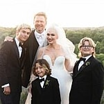 A photo showing Blake Shelton and Gwen Stefani with their kids posing on a hill.