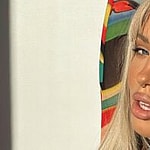 Tammy Hembrow taking a selfie.