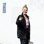 Amanda Kloots smiling