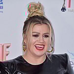 Kelly Clarkson at the 2020 Hollywood Beauty Awards