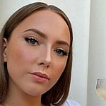 Hailie Jade taking a selfie.