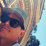 tom and ariana selfie in front of a mosaic