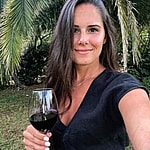 Alexandra Ianculescu taking a selfie.