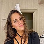 Alexandra Ianculescu taking a selfie.