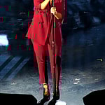 Sia looks like a christmas present as she performs at apos Shining a Light apos concert in LA