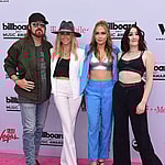 Billy Ray Cyrus, Tish Cyrus, Brandi Cyrus, and Noah Cyrus at the 2017 Billboard Music Awards