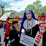A member of the Sisters of Perpetual Indulgence
