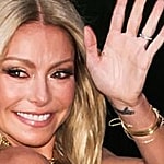 Kelly Ripa waving