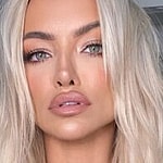 Lindsey Pelas close up