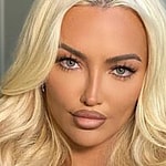 Lindsey Pelas close up