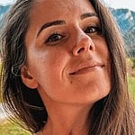 Alexandra Ianculescu takes a selfie.