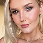 Allie Dunn snaps a selfie.