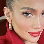 Jennifer Lopez takes a car selfie