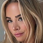 Emily Elizabeth snaps a selfie.